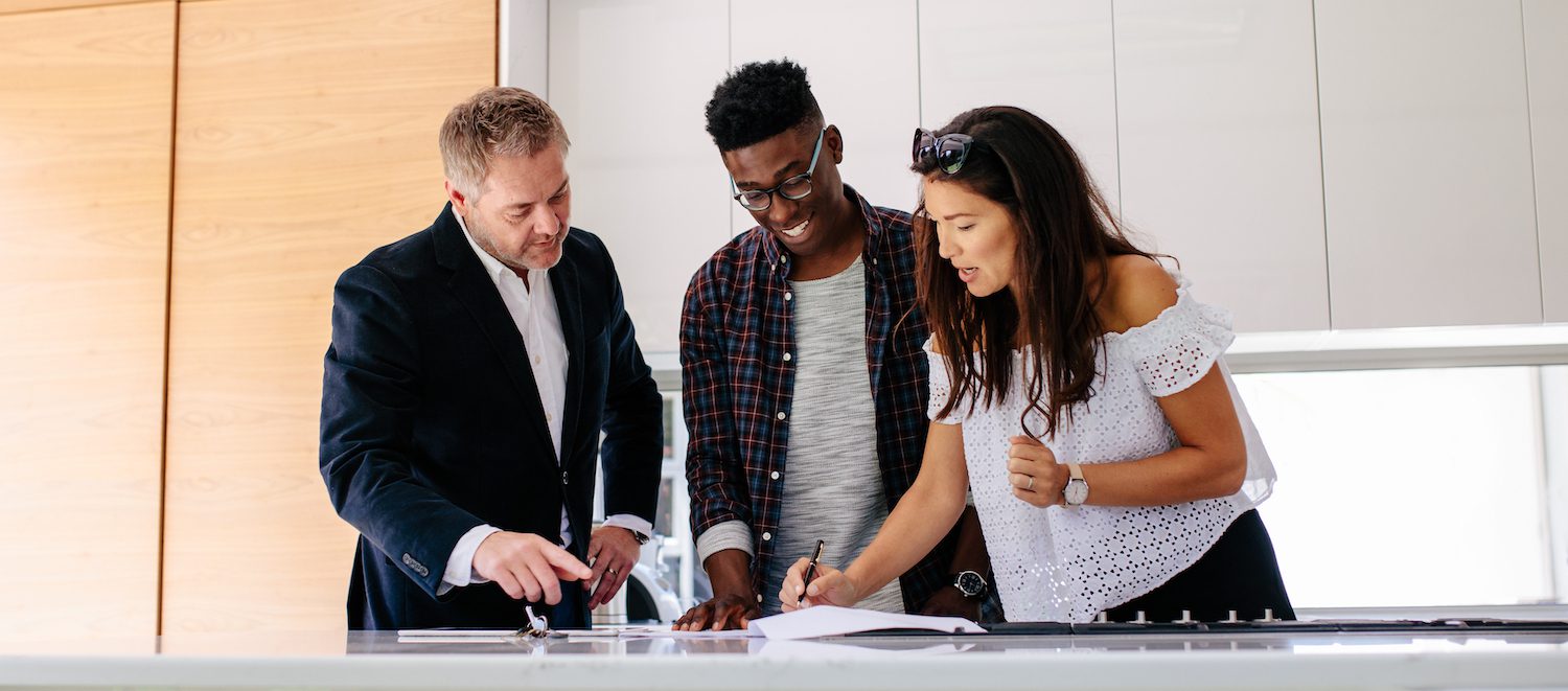 when to sign a lease for an apartment